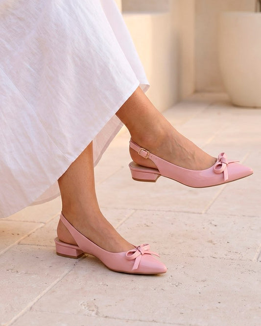ZAPATILLA DE TACÓN BAJO DISEÑO DESTALONADO CON PUNTA CERRADA MOÑO DECORATIVO