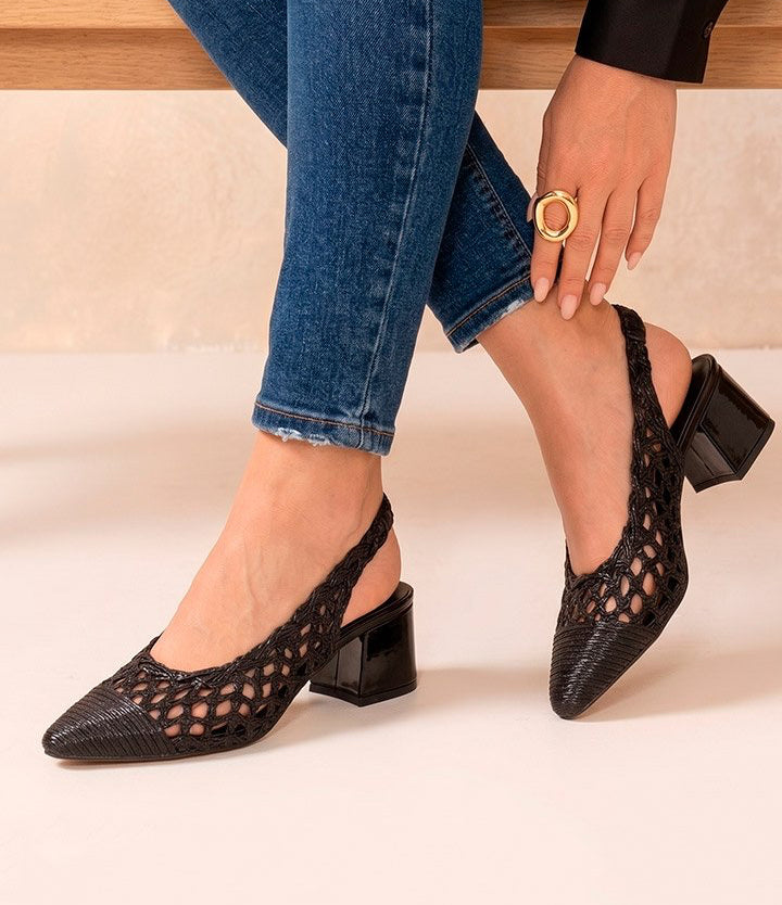 00351 ZAPATILLA ELEGANTE TEXTURIZADA CON PERFORACIONES DE TACÓN BAJO Y PUNTA ESTILIZADA