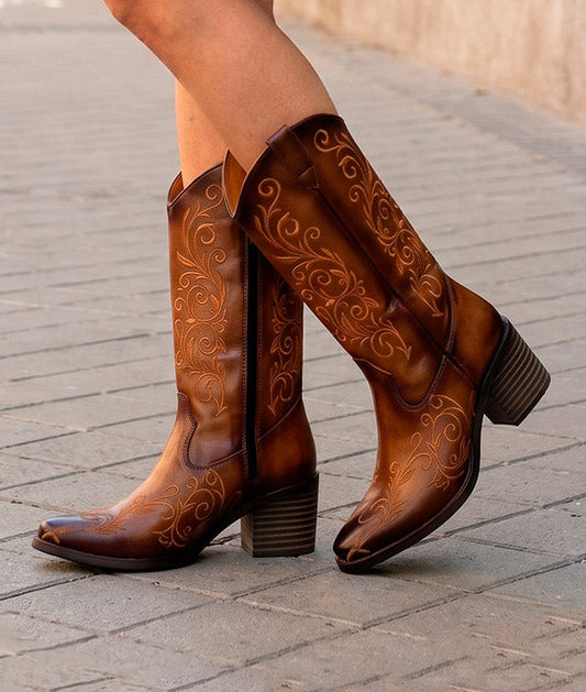 00057 BOTAS VAQUERAS CON UN BORDADO MUY ELEGANTE EN TUBO Y EMPEINE TACON BAJO Y ANCHO CON CIERRE LATERAL