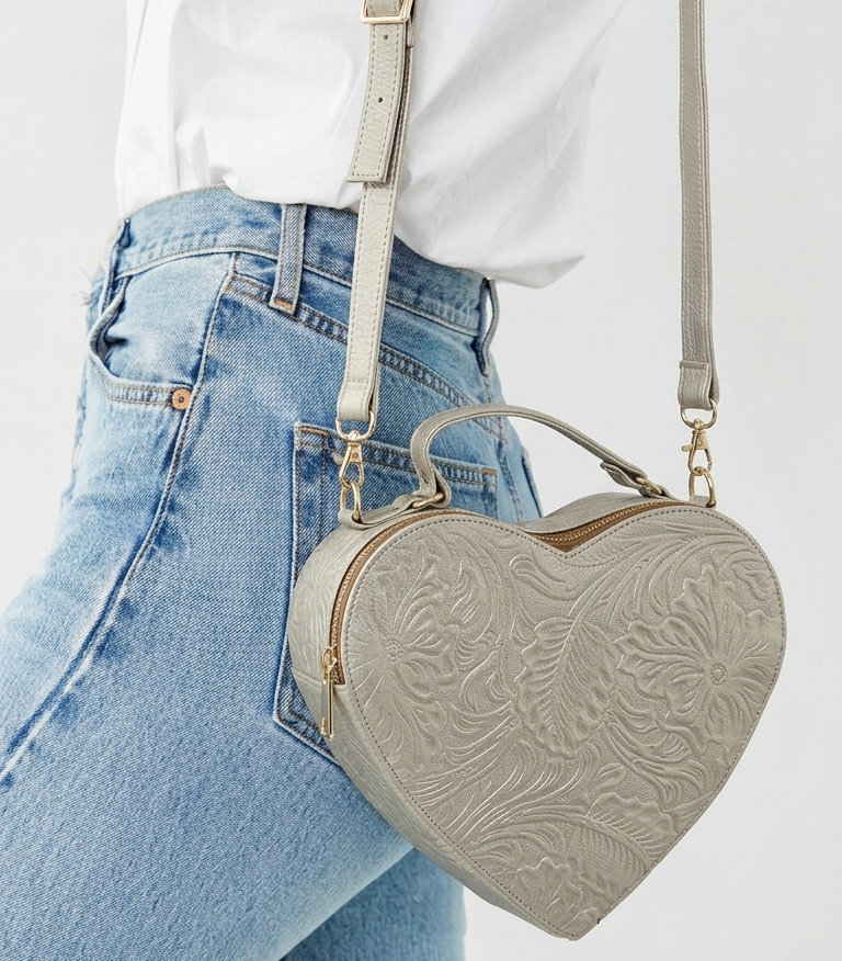Bolsa Corazón fabricada en piel genuina con correa larga para colgarse