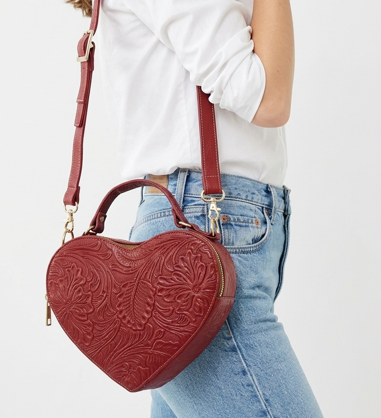 Bolsa Corazón fabricada en piel genuina con correa larga para colgarse