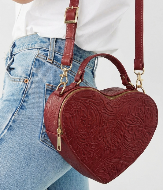 Bolsa Corazón fabricada en piel genuina con correa larga para colgarse