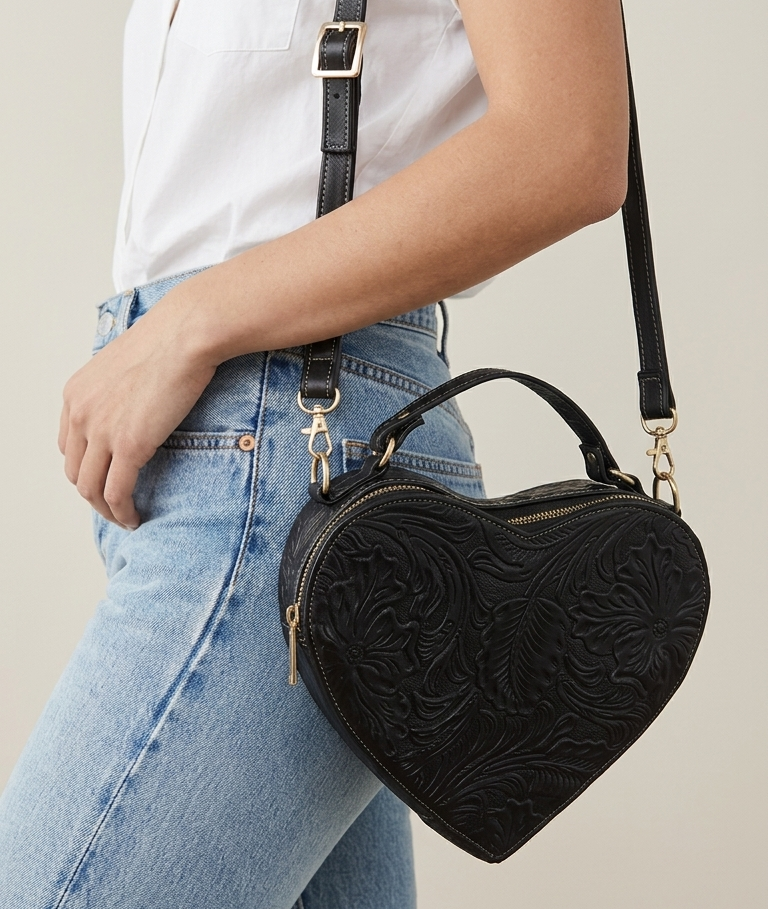 Bolsa Corazón fabricada en piel genuina con correa larga para colgarse