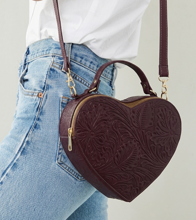 Bolsa Corazón fabricada en piel genuina con correa larga para colgarse