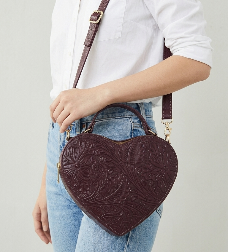 Bolsa Corazón fabricada en piel genuina con correa larga para colgarse