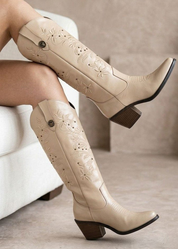 00843 BOTAS VAQUERAS CON BORDADO ELEGANTE DE FLORES CON REMACHES CIERRE LATERAL TACON ANCHO Y BAJO
