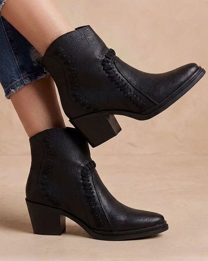 00849 BOTINES ESTILO WESTERN MODERNO CON DETALLE TRENZADO CON PLATAFORMA COMODA