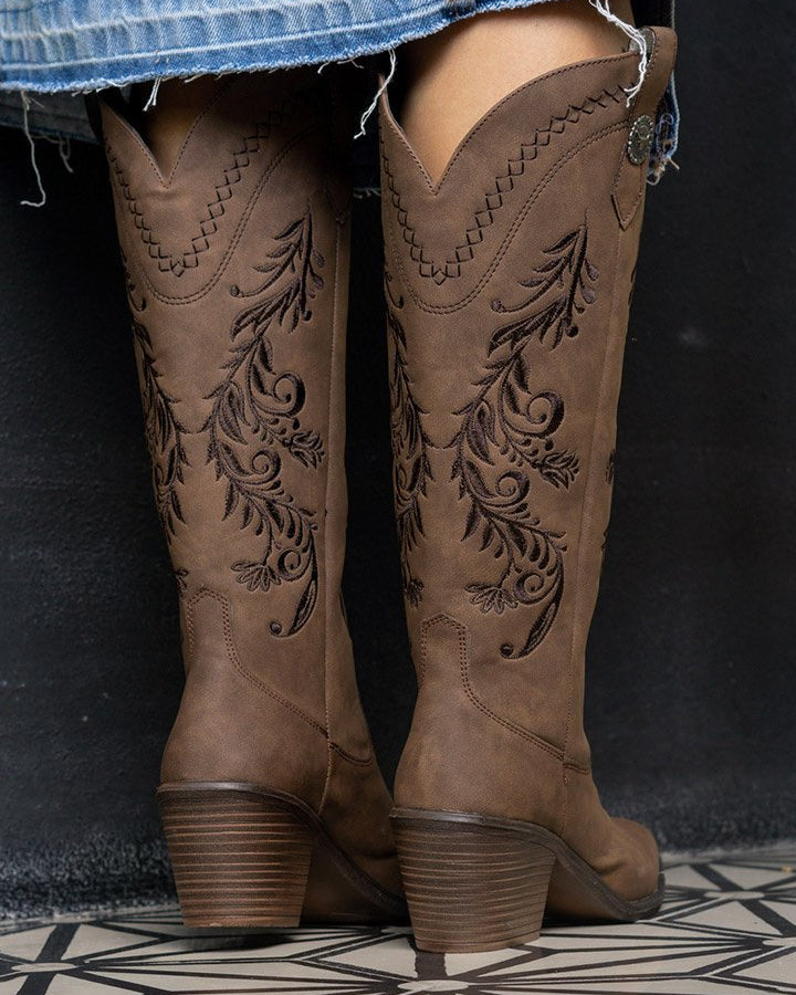 00832 BOTAS MOKA CON BORDADO WESTERN EN RELIEVE DISEÑO ELEGANTE Y MUY VERSATIL