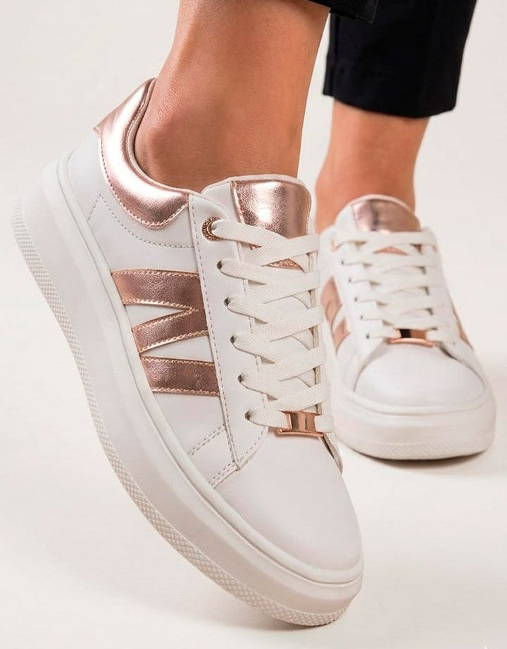 01003 Sneaker casual con toque elegante suela alta y plantilla con confort