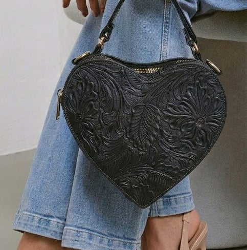 Bolsa Corazón fabricada en piel genuina con correa larga para colgarse