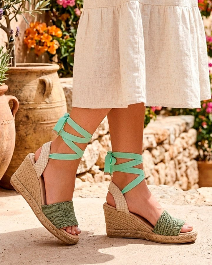 60453 APLARGATA DESTALONADA CON PULSERA AJUSTABLE DE TEXTIL CON ACABADO TEJIDO PUNTA ABIERTA TACON CORRIDO