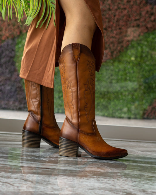 00052 BOTAS VAQUERAS TAN DE MEDIA CAÑA CON TEXTURA PITON Y BORDADO