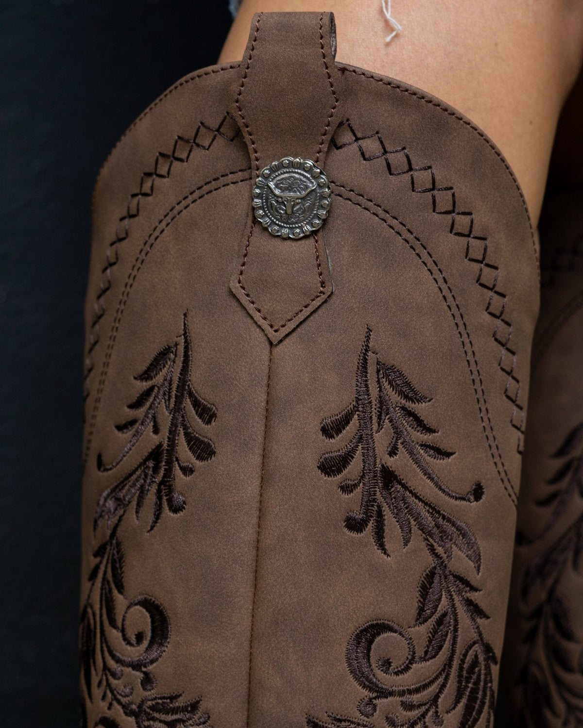 00832 BOTAS MOKA CON BORDADO WESTERN EN RELIEVE DISEÑO ELEGANTE Y MUY VERSATIL