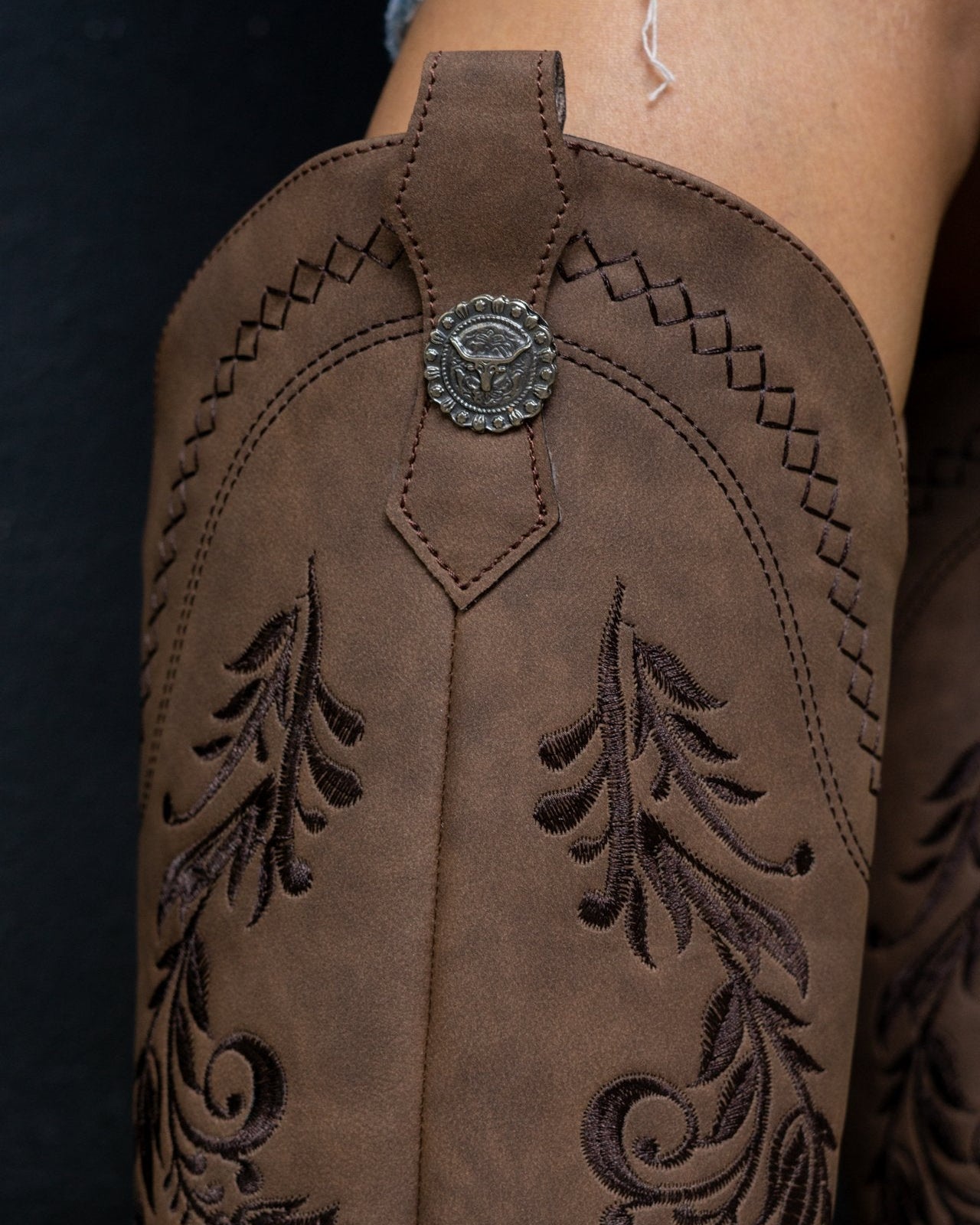 00832 BOTAS MOKA CON BORDADO WESTERN EN RELIEVE DISEÑO ELEGANTE Y MUY VERSATIL