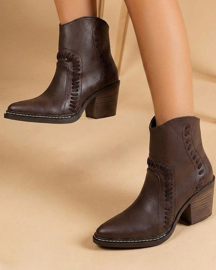 00849 BOTINES ESTILO WESTERN MODERNO CON DETALLE TRENZADO CON PLATAFORMA COMODA