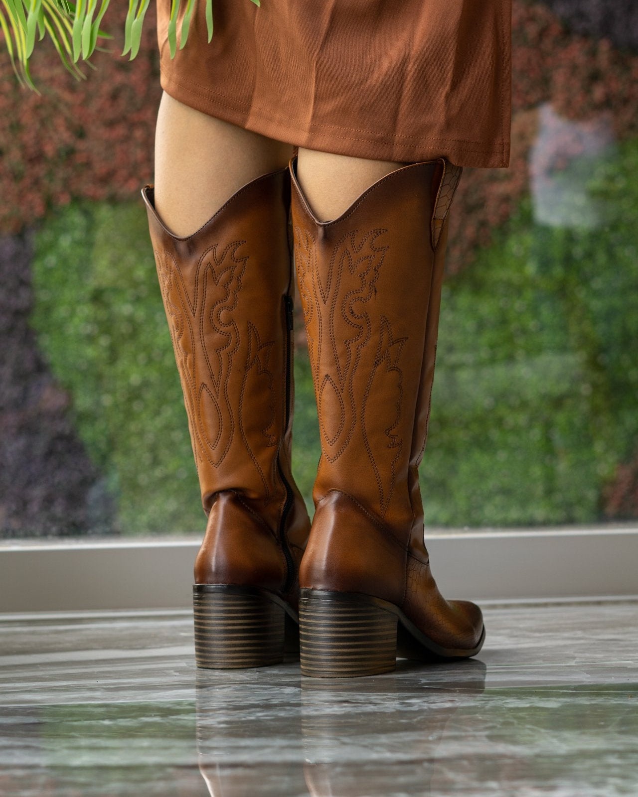 00052 BOTAS VAQUERAS TAN DE MEDIA CAÑA CON TEXTURA PITON Y BORDADO