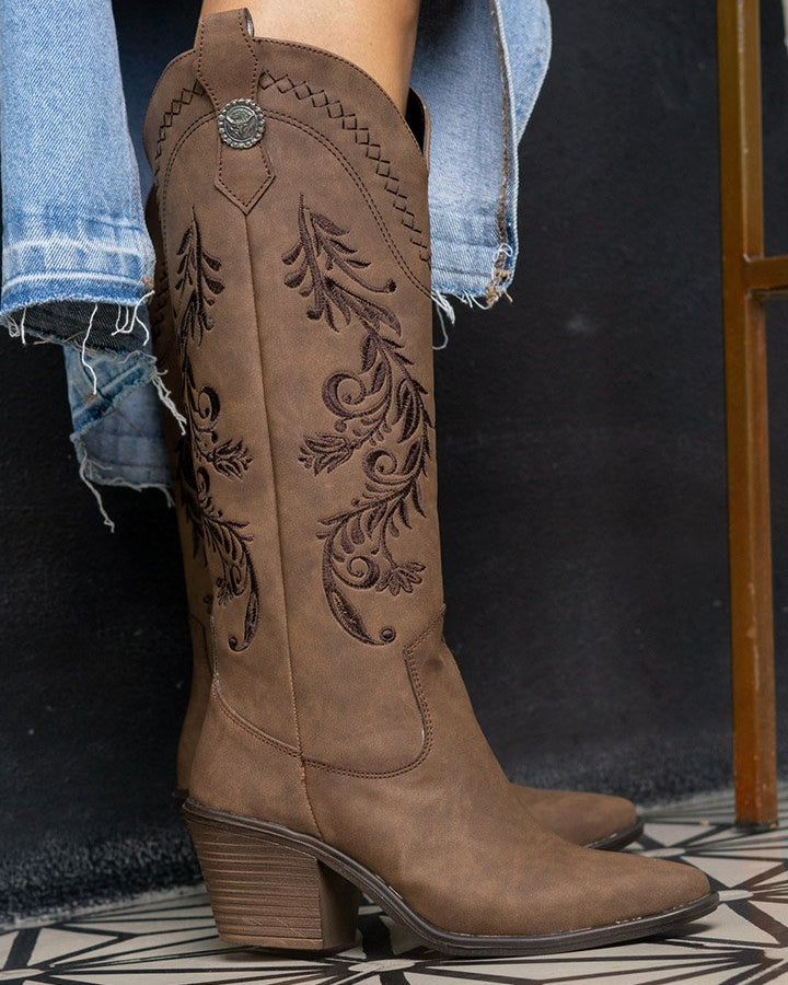 00832 BOTAS MOKA CON BORDADO WESTERN EN RELIEVE DISEÑO ELEGANTE Y MUY VERSATIL