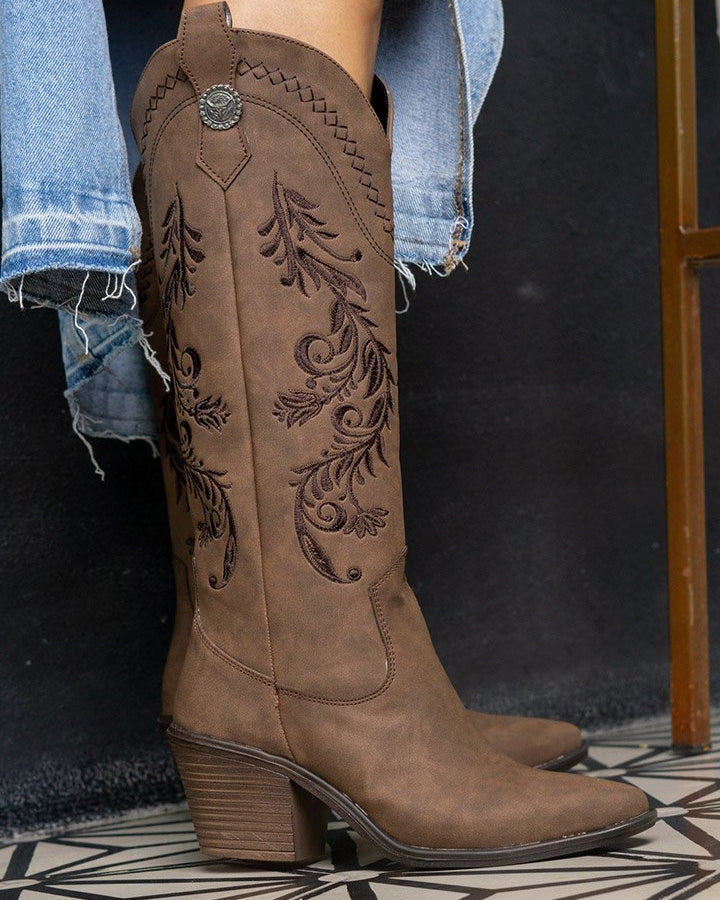 00832 BOTAS MOKA CON BORDADO WESTERN EN RELIEVE DISEÑO ELEGANTE Y MUY VERSATIL