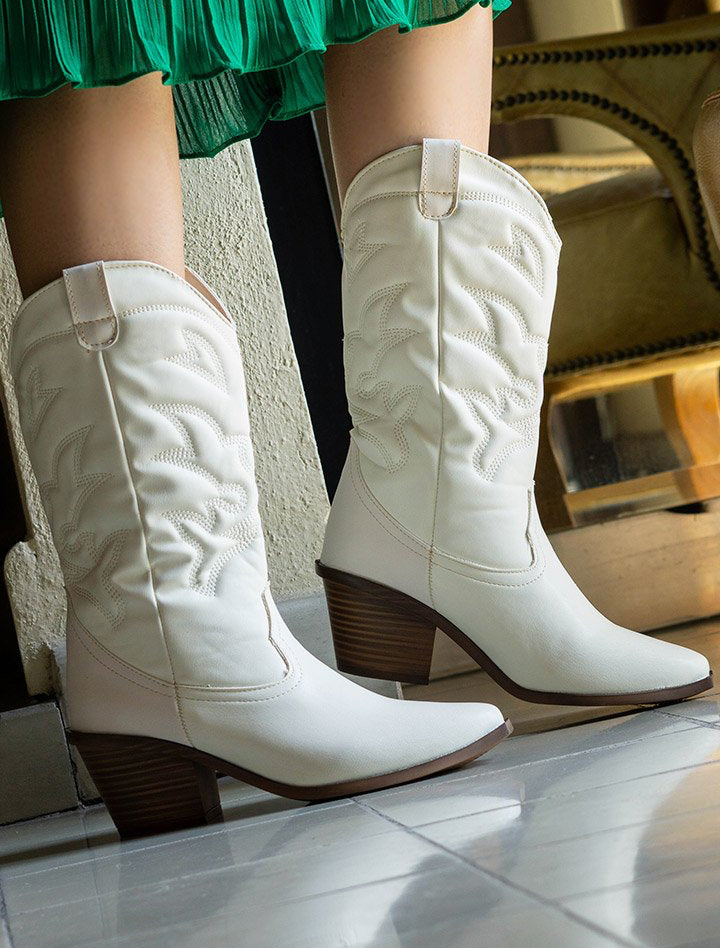 04004 BOTAS VAQUERAS LATTE DE MEDIA CAÑA POR DEBAJO DE LA RODILLA DISEÑO ESTETICO CON BORDADO EN RELIEVE