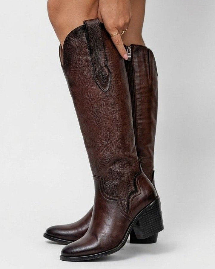 00101 BOTAS VAQUERASS LARGAS HASTA LA RODILLA COLOR CAMEL CON DISEÑO GRABADO CIERRE LATERAL TACON ANCHO Y BAJO COMODOS Y RESISTENTESCamel