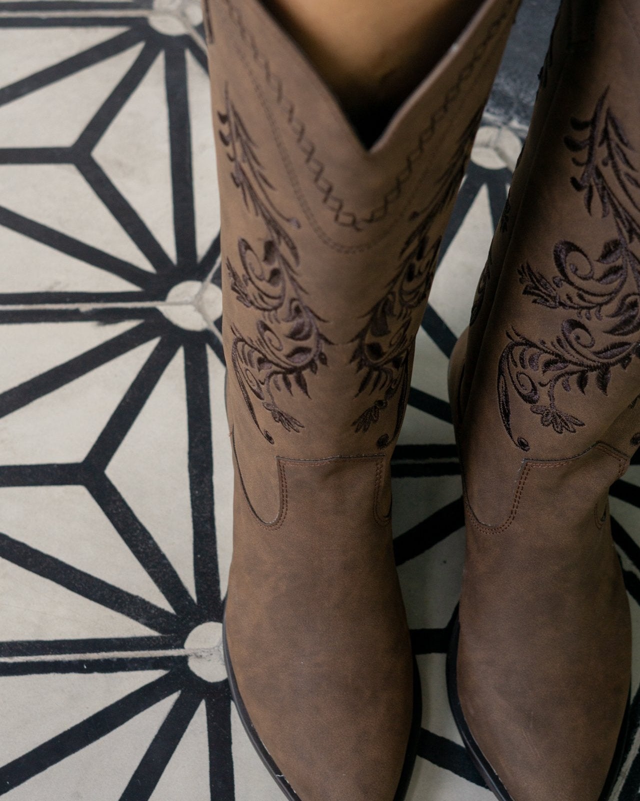 00832 BOTAS MOKA CON BORDADO WESTERN EN RELIEVE DISEÑO ELEGANTE Y MUY VERSATIL