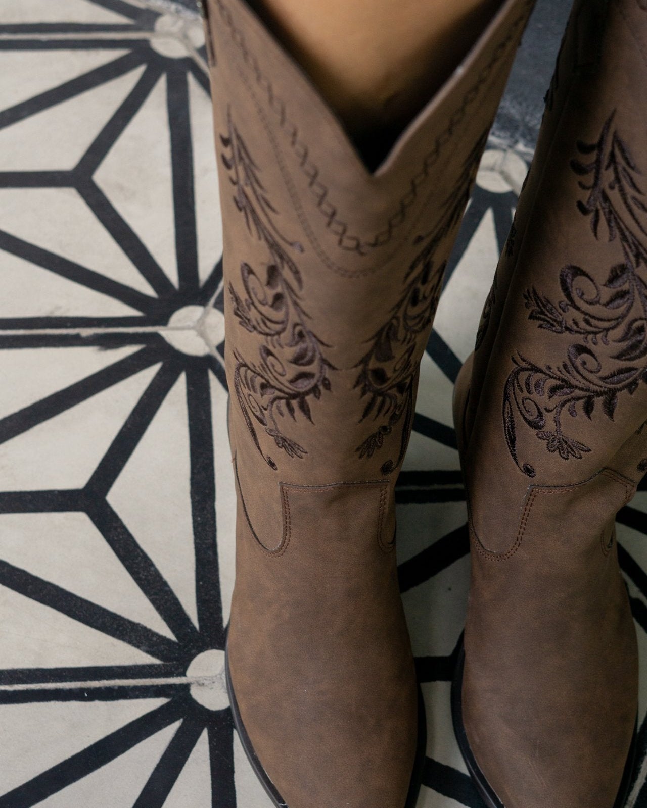 00832 BOTAS MOKA CON BORDADO WESTERN EN RELIEVE DISEÑO ELEGANTE Y MUY VERSATIL