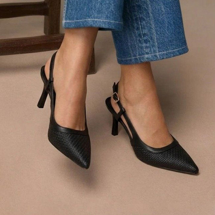 08002 Zapatilla con diseño slingback con correa ajustable y material con textura grabada punta fina que estiliza