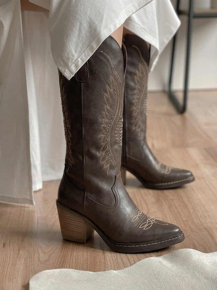 00845 BOTAS VAQUERAS ELEGANTES CON BORDADO Y PIEDRERIA TACON BAJO Y ANCHO CIERRE LATERAL