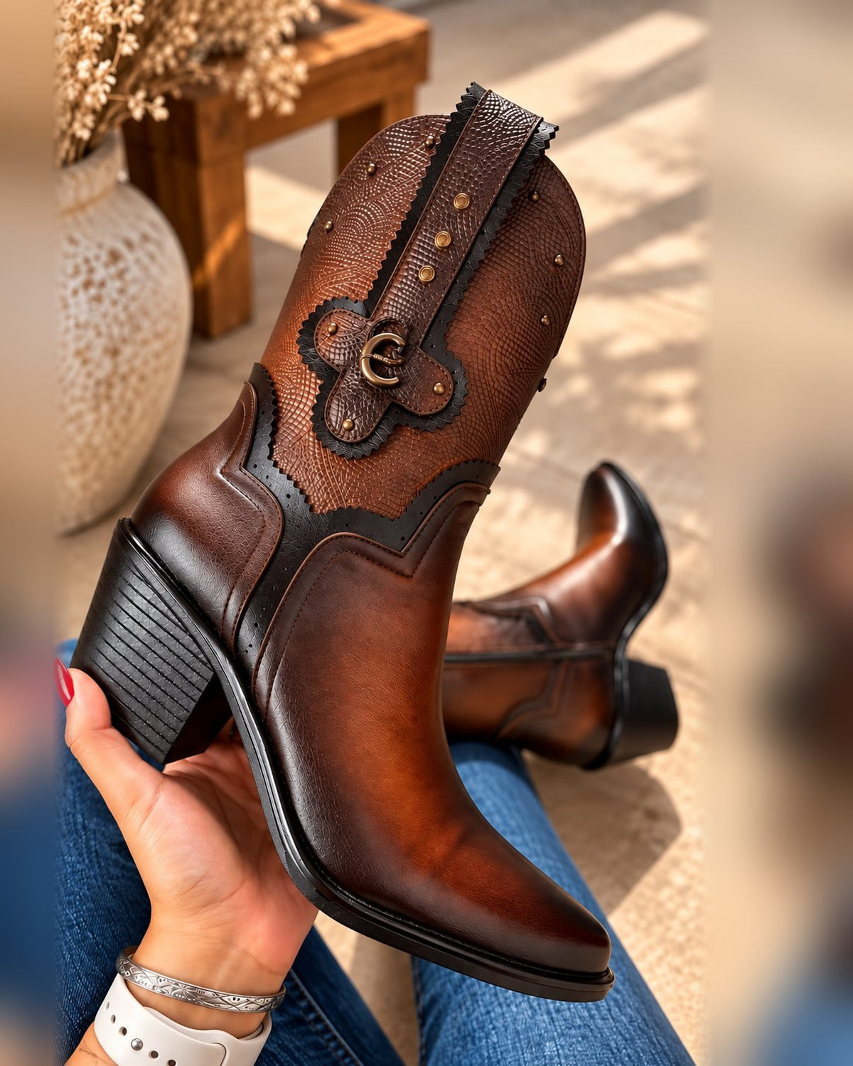 00115 BOTINES VAQUEROS CON BRILLOS Y PEDRERÍA PUNTA AFILADA TACÓN ANCHO