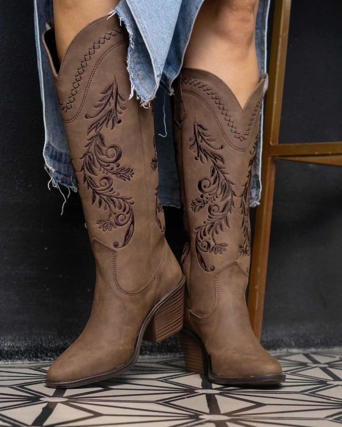 00832 BOTAS MOKA CON BORDADO WESTERN EN RELIEVE DISEÑO ELEGANTE Y MUY VERSATIL