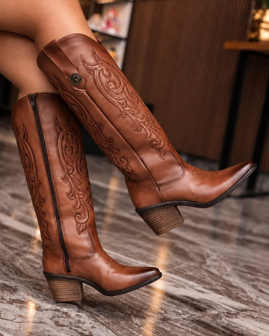 00841 BOTAS VAQUERAS CON BORDADO DE ALTO RELIEVE CON RINGLE TACON BAJO Y ANCHO SUELA ANTIDESLIZANTE
