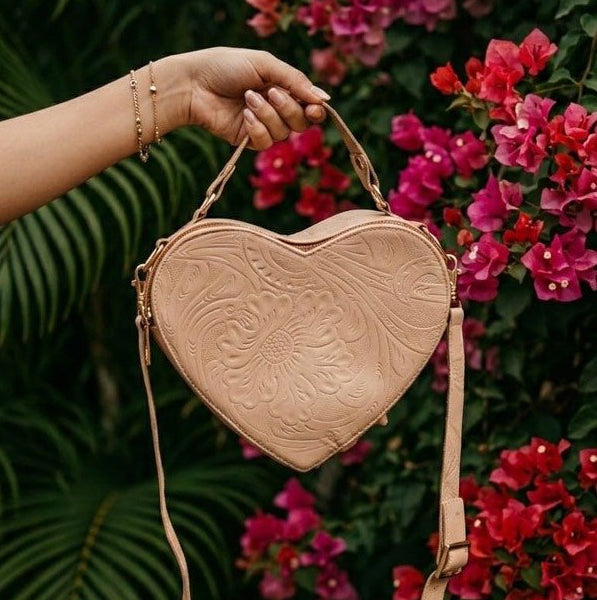 Bolsa Corazón fabricada en piel genuina con correa larga para colgarse