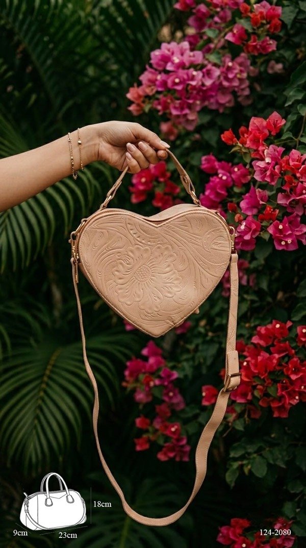 Bolsa Corazón fabricada en piel genuina con correa larga para colgarse