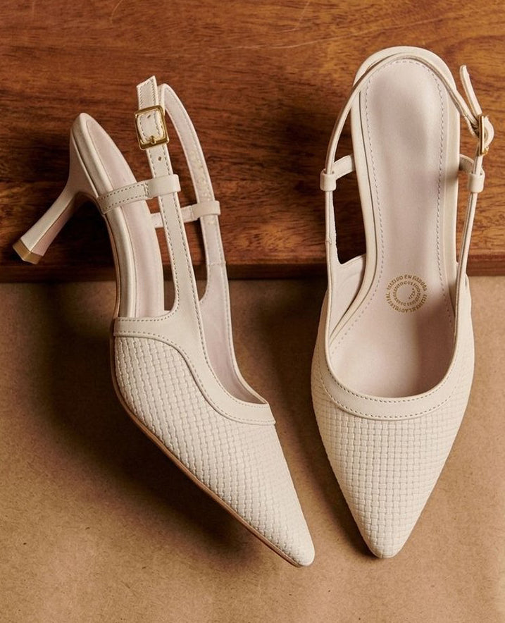 08002 Zapatilla con diseño slingback con correa ajustable y material con textura grabada punta fina que estiliza