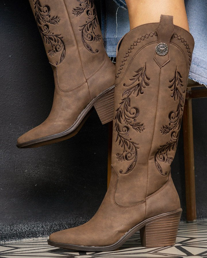 00832 BOTAS MOKA CON BORDADO WESTERN EN RELIEVE DISEÑO ELEGANTE Y MUY VERSATIL