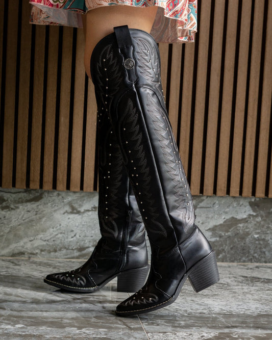00820 BOTAS VAQUERAS LARGAS HASTA LA RODILLA PARA DAMA EN ELEGANTE COLOR NEGRO CON BORDADO Y APLICACION DE REMACHES