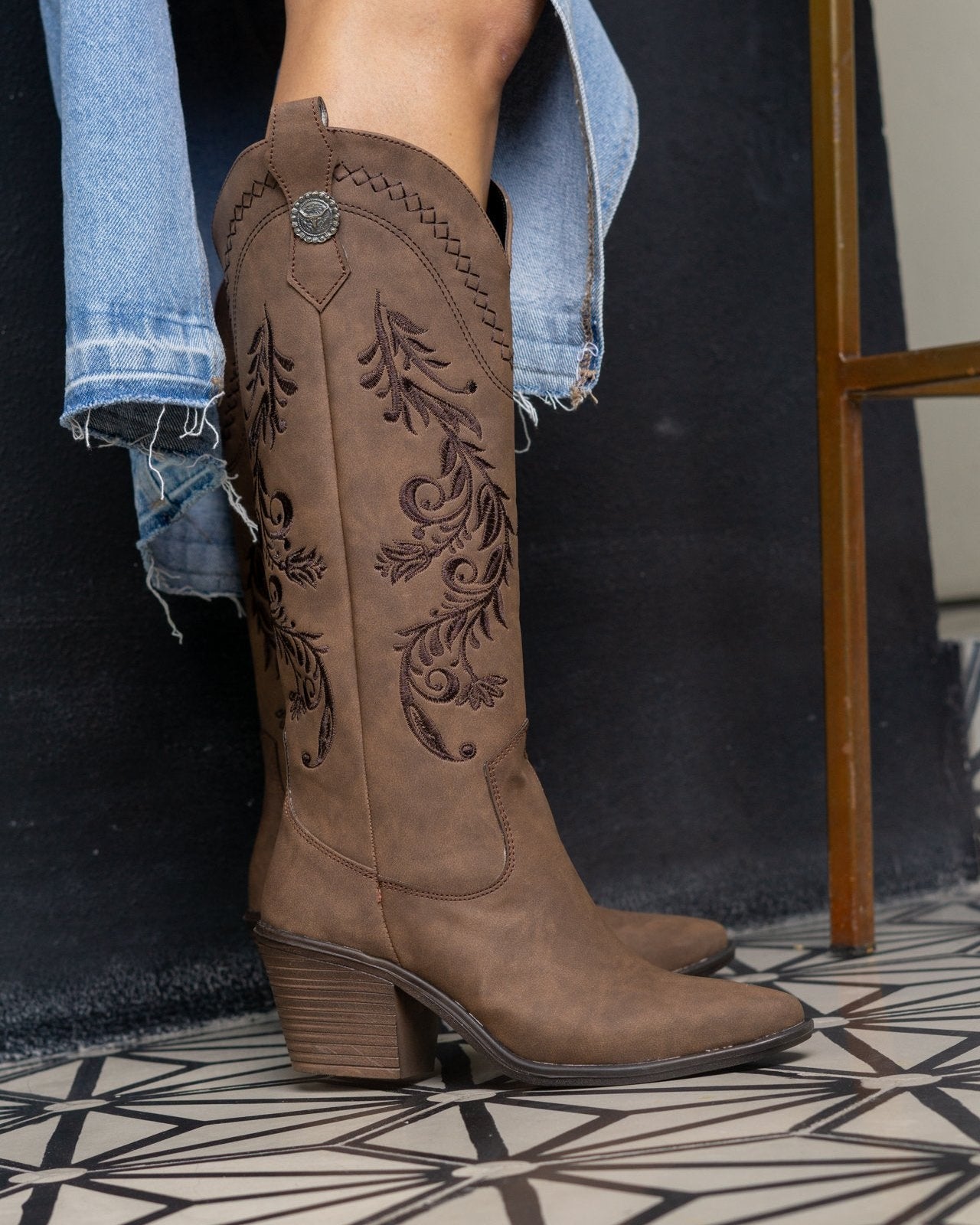 00832 BOTAS MOKA CON BORDADO WESTERN EN RELIEVE DISEÑO ELEGANTE Y MUY VERSATIL