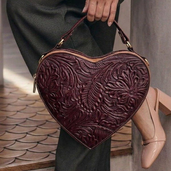 Bolsa Corazón fabricada en piel genuina con correa larga para colgarse