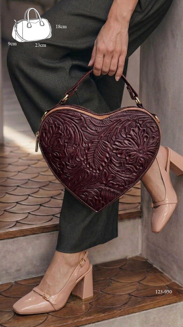 Bolsa Corazón fabricada en piel genuina con correa larga para colgarse